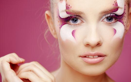 眼妝加紅唇讓你氣質(zhì)爆棚！