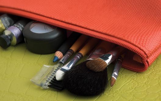 自然粗眉才減齡-會(huì)化妝才顯年輕哦!