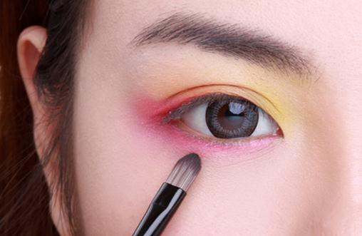 約會來畫個持久妝！放心KISS沒問題！