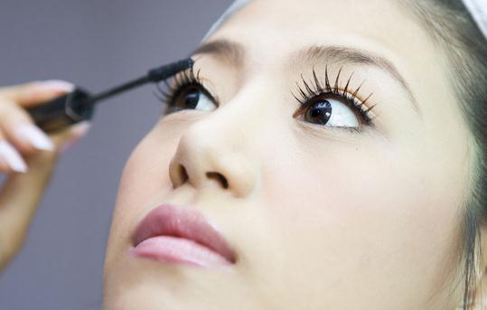 怎么化妝睫毛才好看?用睫毛夾!