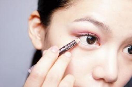 白色眼線讓你的眼睛變得更大!