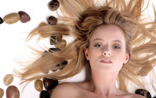 長斑禿是什么原因？斑禿怎么治療？