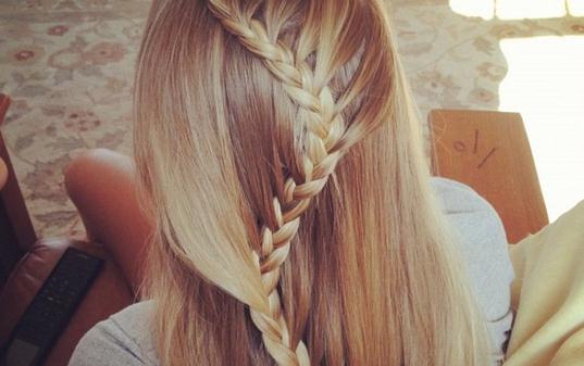 圓臉MM適合什么發型?齊劉海波波頭