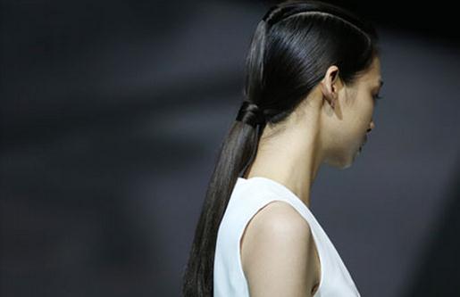 低馬尾怎么捆才不會顯老土?