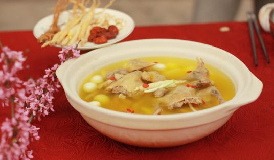 喝雞湯能夠幫助治療感冒！