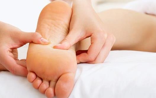 腳底板疼痛是病嗎？腳底板疼怎么辦？