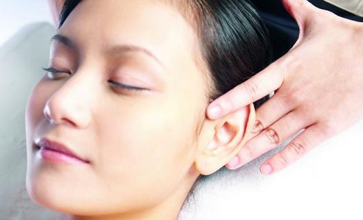 按摩耳朵健腎養(yǎng)身 自行鍛煉健腎強(qiáng)腰