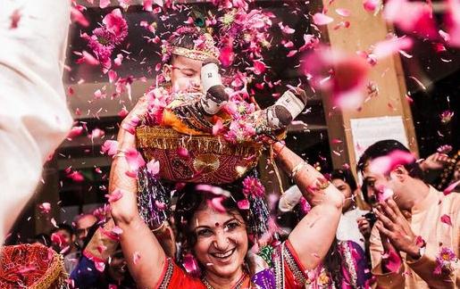 印度女孩取條流浪狗，讓人情何以堪