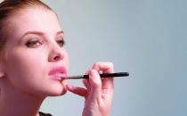 如何畫唇妝？打造完美唇妝的基本技巧