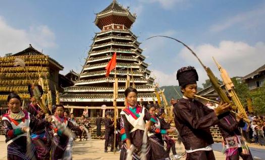 侗族生日的奇葩習俗：滾爛泥田