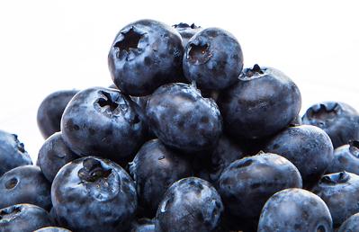 女性上班族吃藍(lán)莓抗氧化