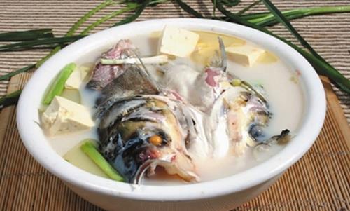燉魚怎么做好吃？燉魚時加塊豆腐營養翻倍