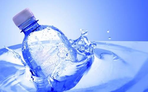 瓶裝水pk自來(lái)水，誰(shuí)更安全?