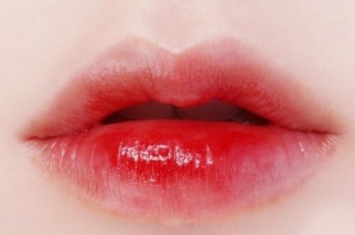 如何讓唇部變得水潤亮澤