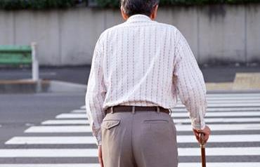 老人駝背變矮 查查骨質疏松