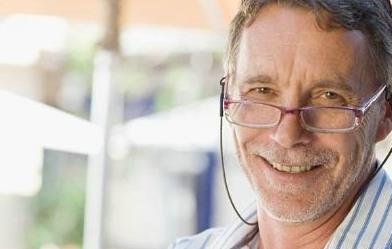 老人常揉搓頭皮預防老花眼