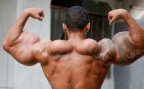 巴西健美運動員阿爾維斯仿綠巨人雙臂險被截肢