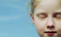 ?有人愿自瞎雙眼？美國(guó)一女子失明后稱(chēng)從未如此快樂(lè)