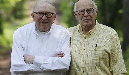 奇葩：美國(guó)一對(duì)養(yǎng)父和養(yǎng)子結(jié)婚了！