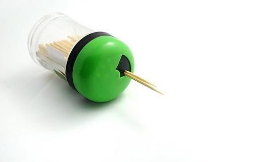 使用牙簽有危害 飯后剔牙至少有四大危害