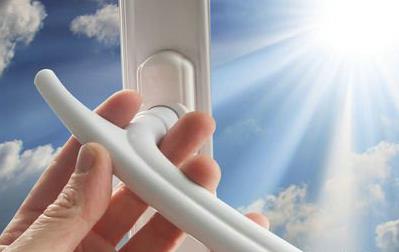 老人冬天隔著玻璃曬太陽能補鈣嗎