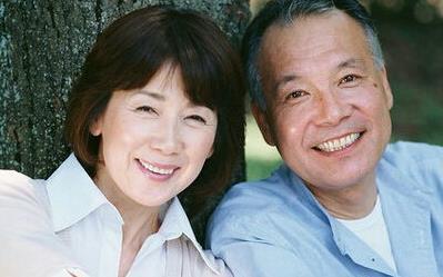 老年人初戴假牙注意事項多