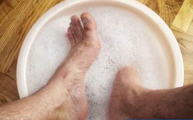 4個(gè)泡腳妙招 解決男人腳臭問(wèn)題