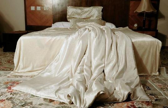 蠶絲被如何清潔保養？蠶絲被的好處