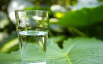 白領吃飯時喝水的危害