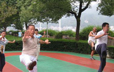 老人練太極養(yǎng)生 這些問題需關注