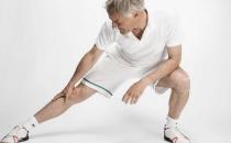 老人跑步健身，邊跑邊說不可取