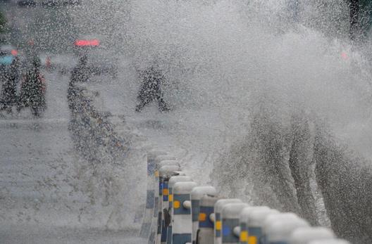暴雨內澇行人如何保人身安全?下雨天注意事項