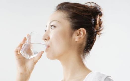 女人熬夜后吃什么好?多喝水可提神
