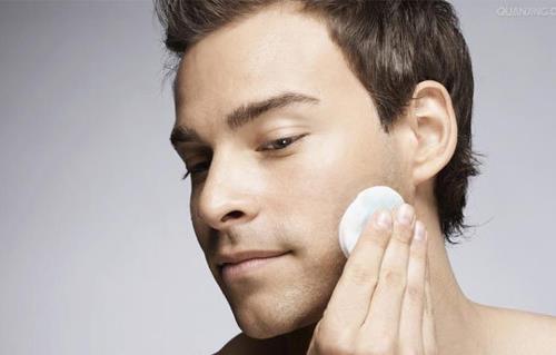 脂肪過多讓肌膚干燥 男人護(hù)膚的要點(diǎn)