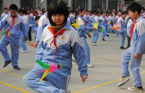 學生課間最好的運動莫過于踢毽子