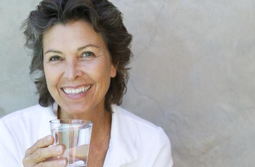 老人夏季多飲水 不宜過快過猛