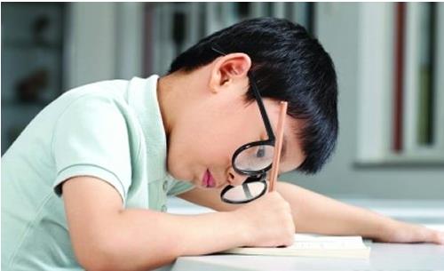 青少年近視“扎堆”用眼過度是主因