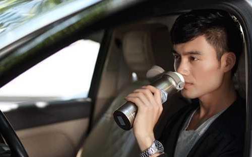 開車族養生知識:以水代茶更易提神