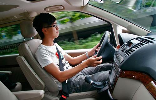 開車容易手臂酸痛 小妙招給你的手臂減減壓