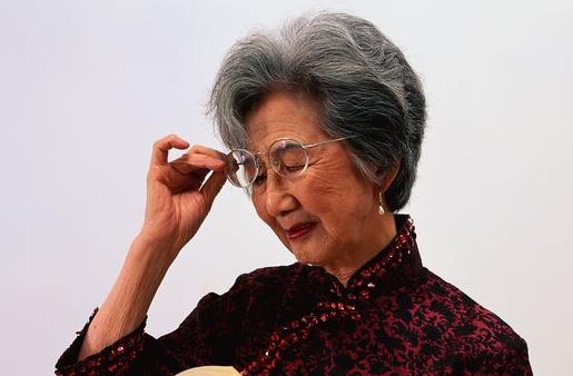 戴老花鏡有講究 注意避開四誤區