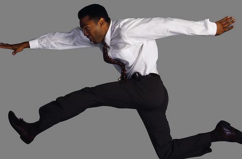 辦公室微運動 坐在椅子上鍛煉腿部