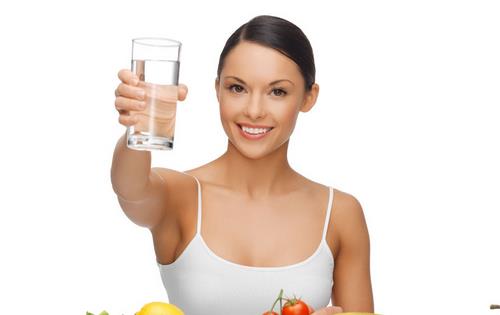白領(lǐng)午飯時(shí)間喝水? 當(dāng)心消化不良惹腸炎
