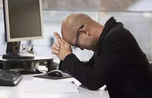 這個(gè)不雅的動(dòng)作竟能緩解上班族久坐之痛