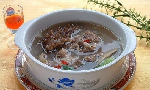 五大原因致女性脫發 女性吃什么可以生發？