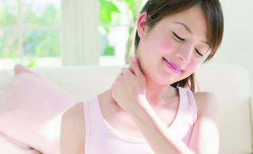 4個動作助上班族預(yù)防頸椎病