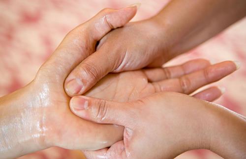 冬季干燥手部的按摩護(hù)理