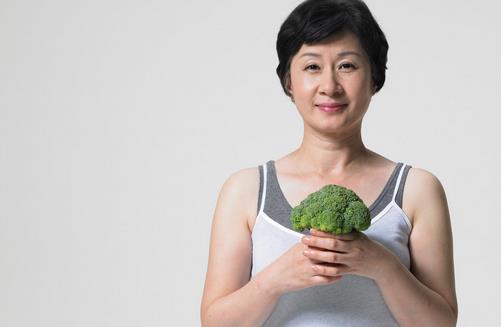 中年女性保養乳房 須做好三方面