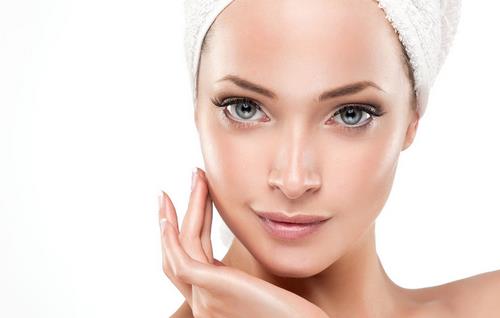 脖子怕干燥 穿高領前涂點潤膚霜