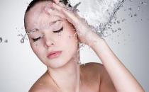 實(shí)用補(bǔ)水方法應(yīng)對肌膚干燥缺水問題