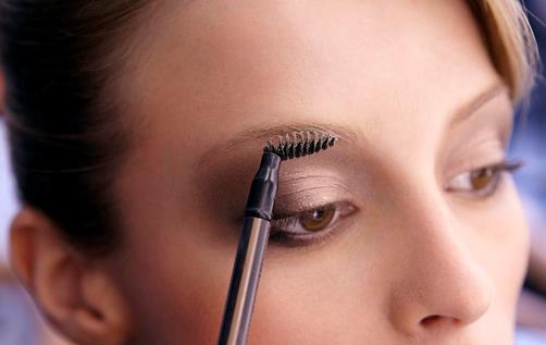 T臺(tái)模特演繹秋冬妝容